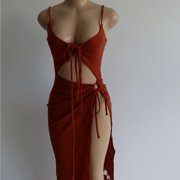 PrettyLittleThing Rust Cut-Out Dress - Picture 1 of 4